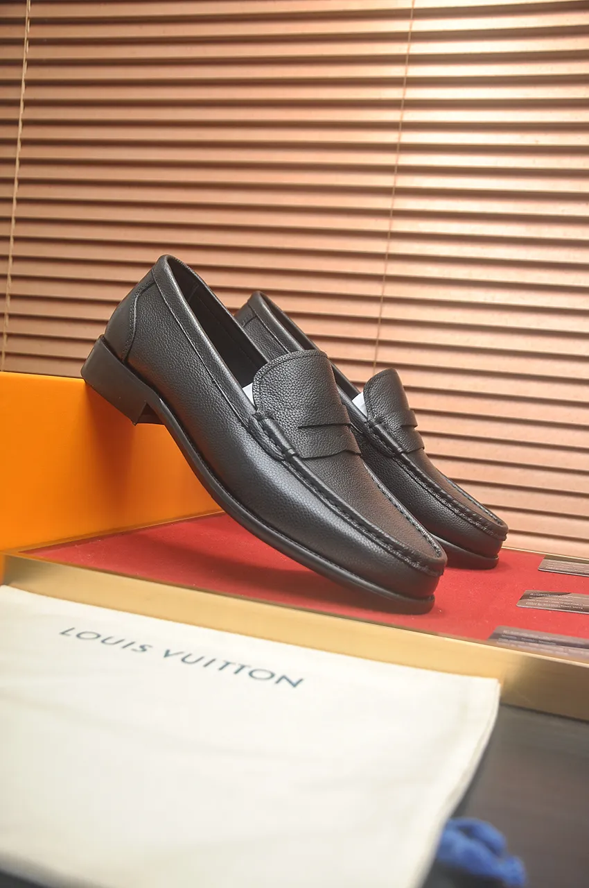 Men's men's shoes 💰540💶 [LV] (original single cowhide lining) 🍀LV's latest genuine leather business suit shoes are launched simultaneously on the official website. The first-layer cowhide imported from Italy is made of heavy gold, 💥official website 1:1 rubber outsole. Versatile to wear, high-end without losing class, and the color combination is extraordinary. This four-season style is alluring when worn on your feet, showing off your big-name flair. Standard code 39-45 (45 customized)